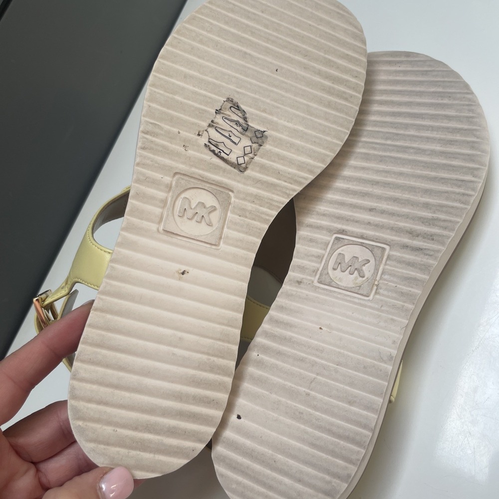 MICHAEL KORS JILLY FLAT SANDAL LT YELLOW SZ 7 NO BOX EUC WORN ONCE - Picture 9 of 9
